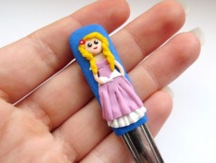 Lžička s autobusem.