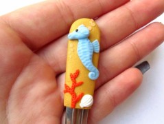 Lžička s autobusem.