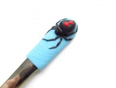 Lžička s autobusem.