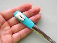 Lžička s autobusem.