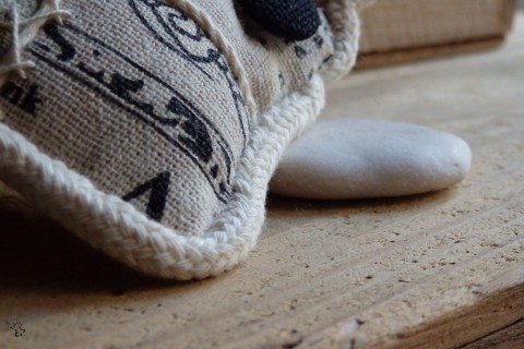 Vonička s provázkem a levandulí levandule háčkovaná šití přírodní vonný jehelníček vyšívaný rustikální švadlena vonička voňavý jutový konopný babičkovský 