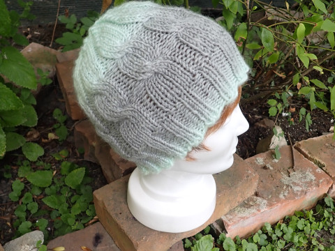 Dámská čepice s copánky čepice lehká hřejivá 