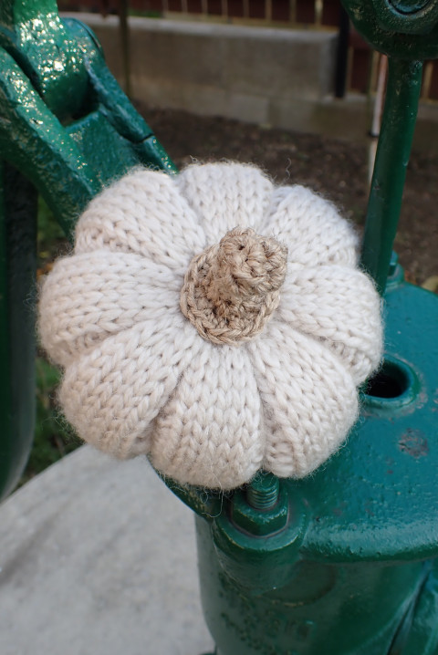 Smetanová pletená dýně dekorace dýně pletená podzimní 