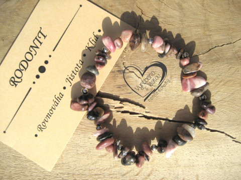 NÁRAMEK S MINERÁLEM RODONIT I. náramek minerál gumička zlomky minerální sekaný 