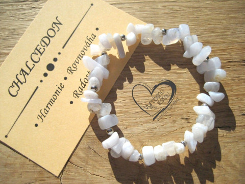 PRUŽNÝ NÁRAMEK - CHALCEDON náramek minerál gumička zlomky minerální sekaný 