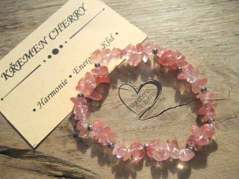 PRUŽNÝ NÁRAMEK - KŘEMEN CHERRY náramek minerál gumička zlomky minerální sekaný 