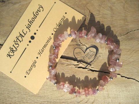 PRUŽNÝ NÁRAMEK - KŘIŠŤÁL JAHODOVÝ náramek minerál gumička zlomky minerální sekaný 