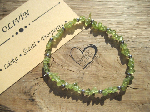 PRUŽNÝ NÁRAMEK - OLIVÍN náramek minerál gumička zlomky minerální sekaný 