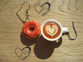 BÍLÉ CAPPUCCINO S DONUTEM