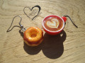 ČERVENÉ CAPPUCCINO S DONUTEM