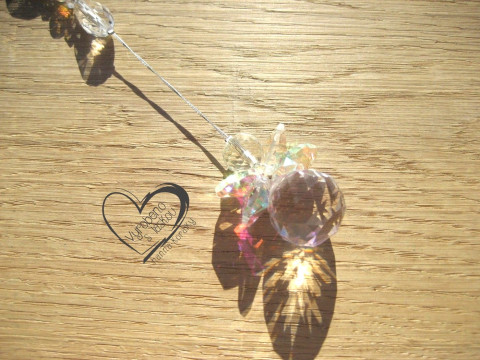 Závěsný krystal - anděl duhový koule slunce křišťál duhový duha duhy energie broušený broušená závěsný čakrový energetický křišťálový světla světlohra lapač feng shui krystak hra barev feng šuej 