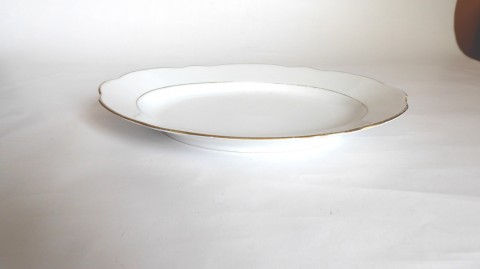 Servírovací podnos, porcelán, retro kuchyně talíř prostírání stolování podnos retro porcelán glazura mísa chata chalupa hospoda domácnost jídlo talířek podšálek servírování sběratelství restaurace sběratel gastronomie 