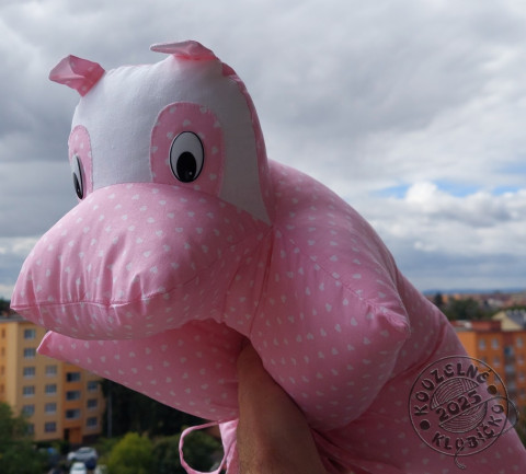 Polštářek Hroší slečna Růžová láska dekorace hroch hrošík motiv obdélník tvar na spaní do pokojíčku maskáče dětský polštářek vojenský polštář. polštářek maskovaný 