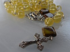 Sluncem zalitý dvůr