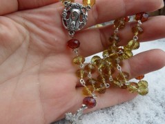 Sluncem zalitý dvůr