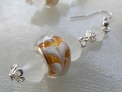 Sluncem zalitý dvůr