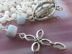 Sluncem zalitý dvůr