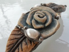 Sluncem zalitý dvůr