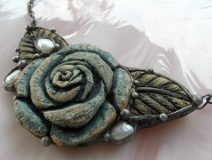 Sluncem zalitý dvůr