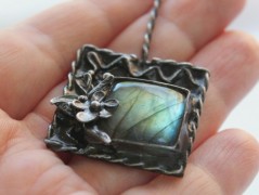 Sluncem zalitý dvůr