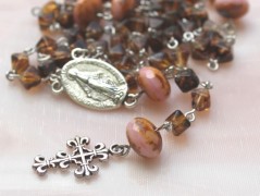 Sluncem zalitý dvůr