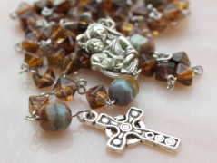 Sluncem zalitý dvůr