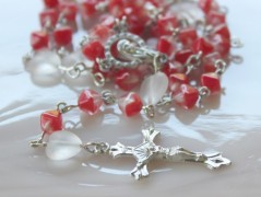 Sluncem zalitý dvůr