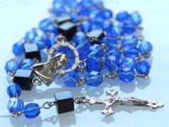 Sluncem zalitý dvůr