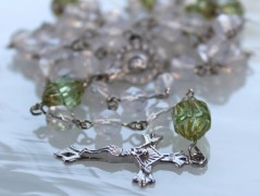 Sluncem zalitý dvůr