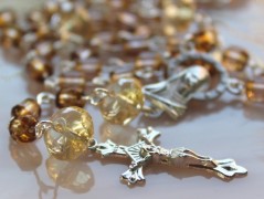 Sluncem zalitý dvůr