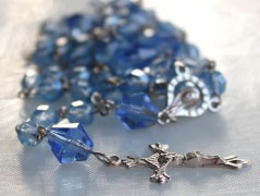 Sluncem zalitý dvůr