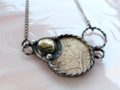 Sluncem zalitý dvůr