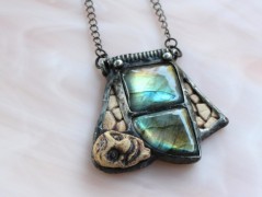 Sluncem zalitý dvůr