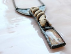 Sluncem zalitý dvůr