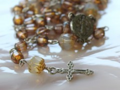 Sluncem zalitý dvůr