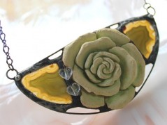 Sluncem zalitý dvůr