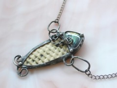 Sluncem zalitý dvůr