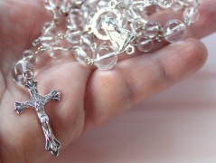 Sluncem zalitý dvůr