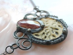 Sluncem zalitý dvůr