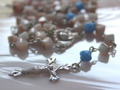 Sluncem zalitý dvůr