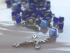 Sluncem zalitý dvůr