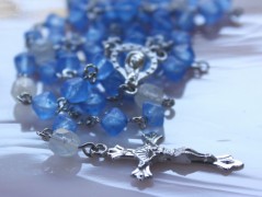 Sluncem zalitý dvůr