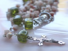 Sluncem zalitý dvůr