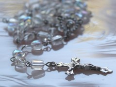 Sluncem zalitý dvůr