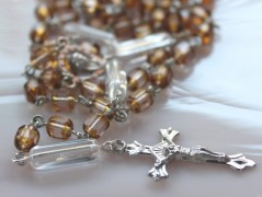 Sluncem zalitý dvůr