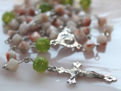 Sluncem zalitý dvůr