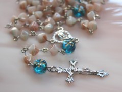 Sluncem zalitý dvůr