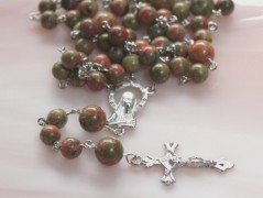 Sluncem zalitý dvůr