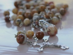 Sluncem zalitý dvůr