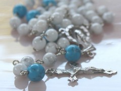 Sluncem zalitý dvůr